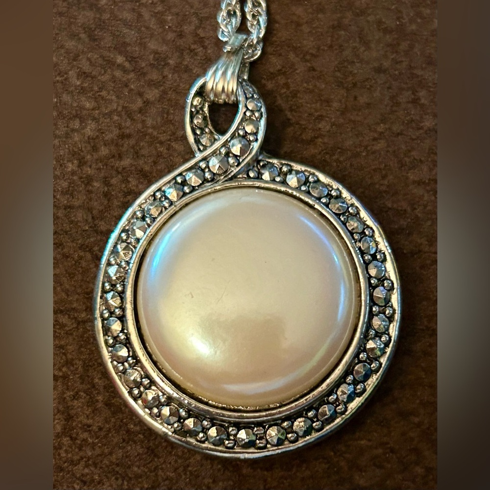 AVON Heirloom Riches 1993 Silver Tone Marcasite & Pearl Reversible
Pendant
